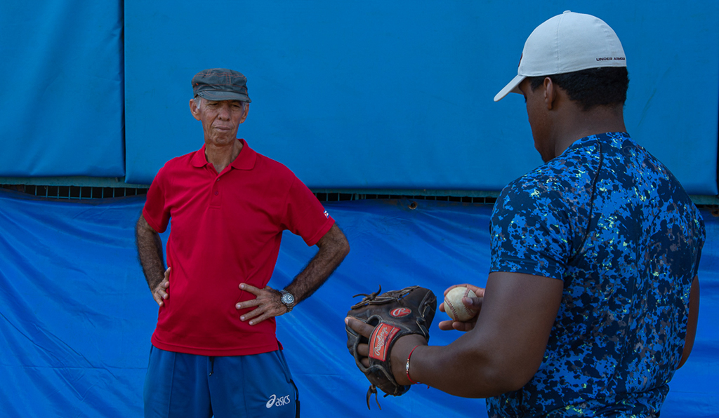 José Manuel Cortina es el gurú de los entrenadores de pitcheo en Cuba. 
